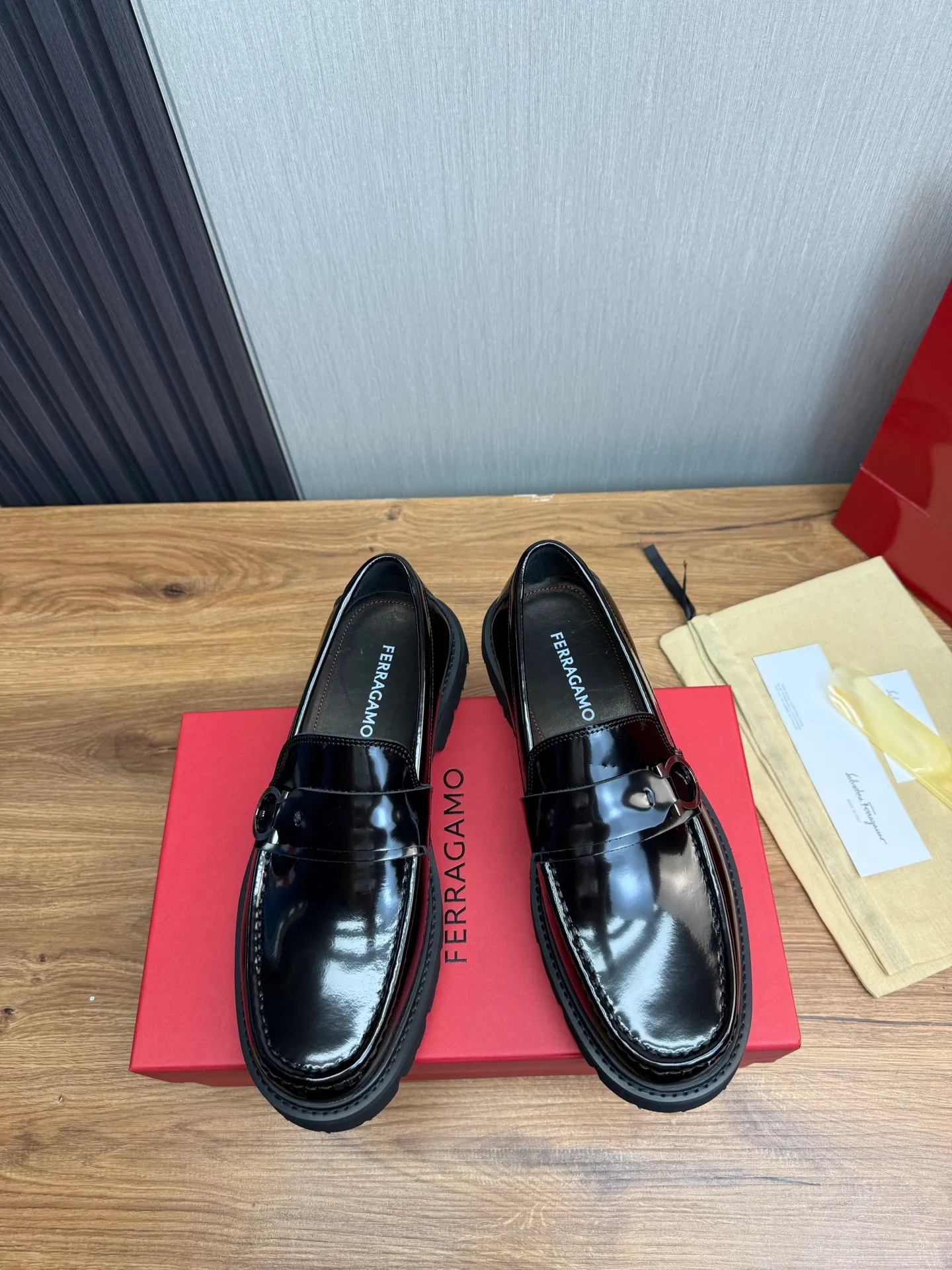 Men's shoes 💰880💰 Ferragamo. [Ferragamo] Men's Loaf leather shoes, the latest hot style, 1:1 original purchase quality, top quality, imported open-edge beaded cowhide leather on the upper, hand-made three-dimensional stitching highlights the round toe design, the inner feet are made of imported cowhide, with original wear-resistant rubber outsole, matching code 39-44, (38, 45 custom-made, non-refundable)